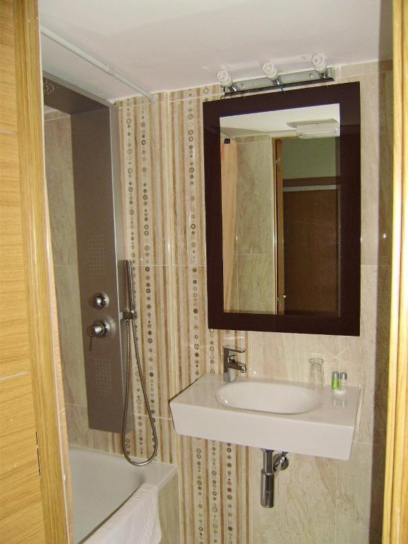 Hostal Miguel Angel Madrid Exterior foto