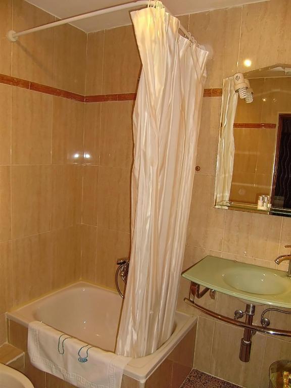 Hostal Miguel Angel Madrid Cameră foto